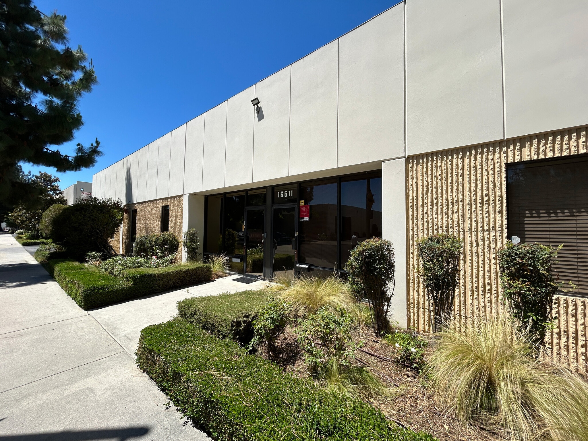 16611-16615 Arminta St, Van Nuys, CA for lease Interior Photo- Image 1 of 1