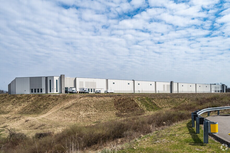 1000 Blue Sky Ln, Coraopolis, PA à louer - Photo du bâtiment - Image 2 de 6