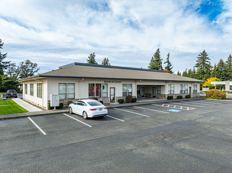 Cascade Square portefeuille de 4 propriétés à vendre sur LoopNet.ca - Photo du bâtiment - Image 3 de 15