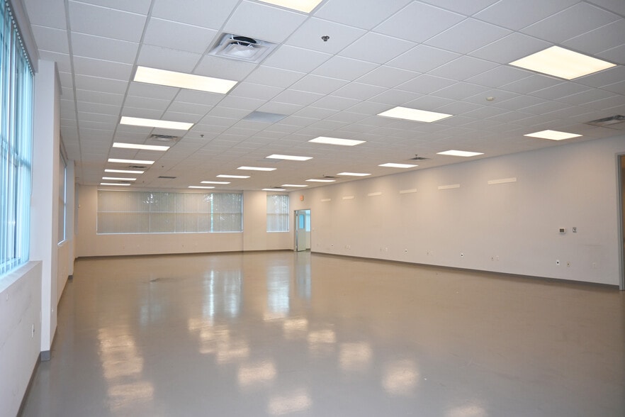 39525 W 13 Mile Rd, Novi, MI for sale - Interior Photo - Image 3 of 6