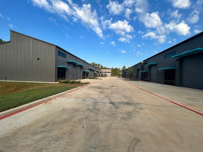 2007 Airport Rd, Conroe, TX for lease - Building Photo - Image 2 of 17