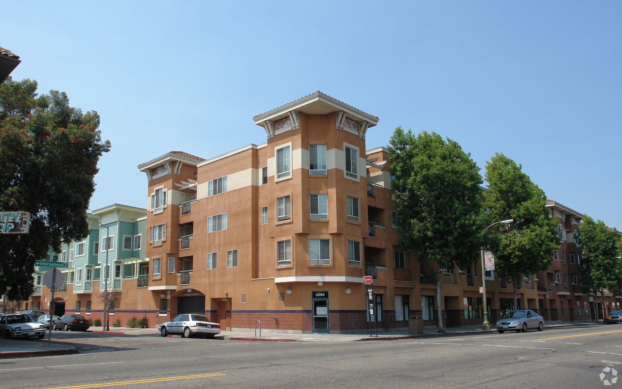 2555 International Blvd, Oakland, CA à louer Photo du bâtiment- Image 1 de 7