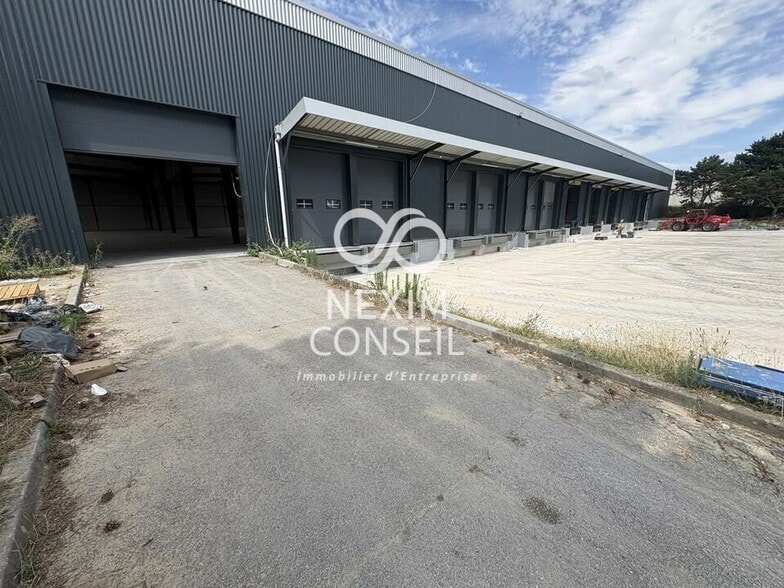 Industriel dans Goussainville à louer - Photo du bâtiment - Image 2 de 8