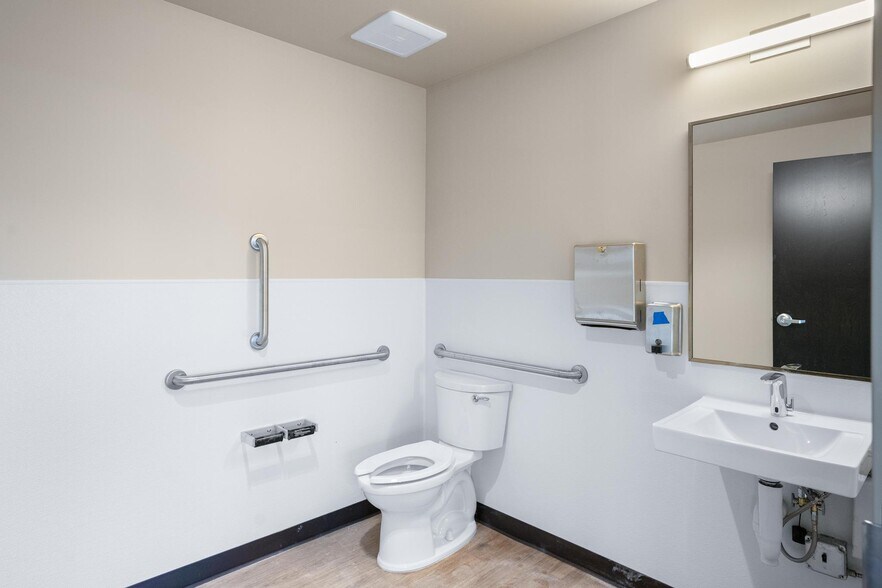 SouthGate portefeuille de 2 propriétés à vendre sur LoopNet.ca - Photo du bâtiment - Image 2 de 21