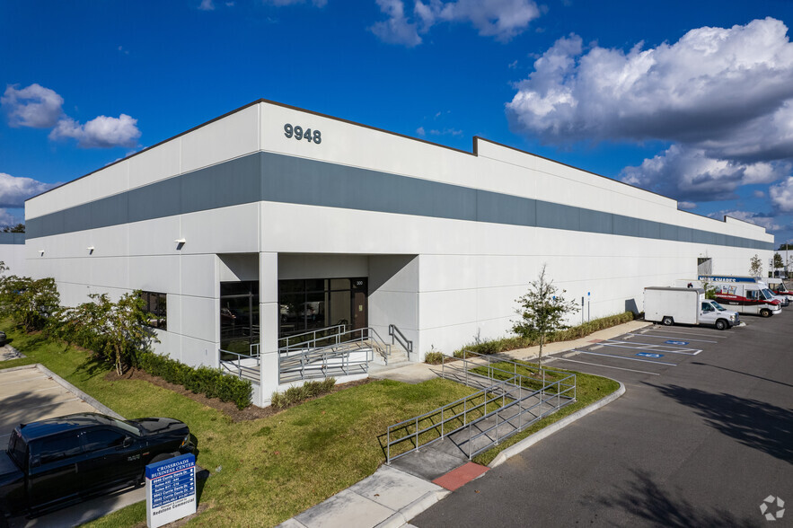 9948 Currie Davis Dr, Tampa, FL for lease - Primary Photo - Image 1 of 11