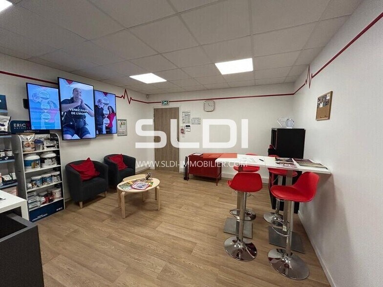 Office in Genay for lease - Interior Photo - Image 3 of 9