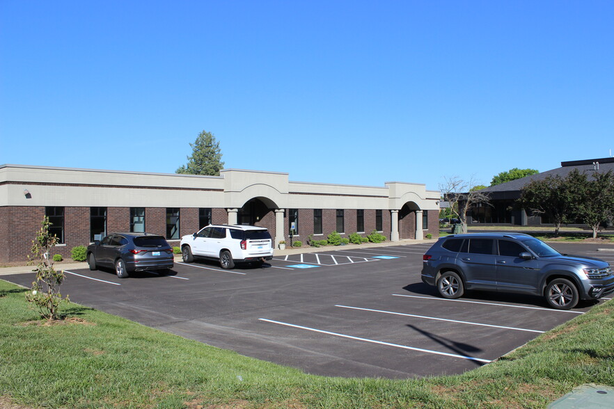 250 Whittington Pky, Louisville, KY for lease - Building Photo - Image 3 of 7