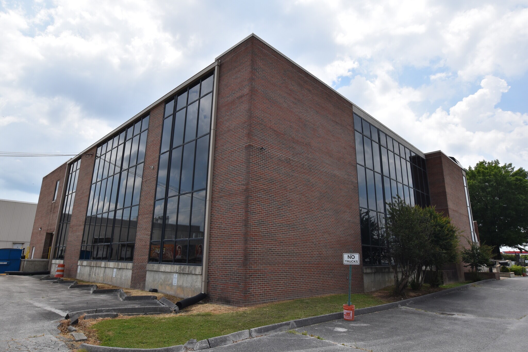 5901 Shallowford Rd, Chattanooga, TN for lease Building Photo- Image 1 of 10