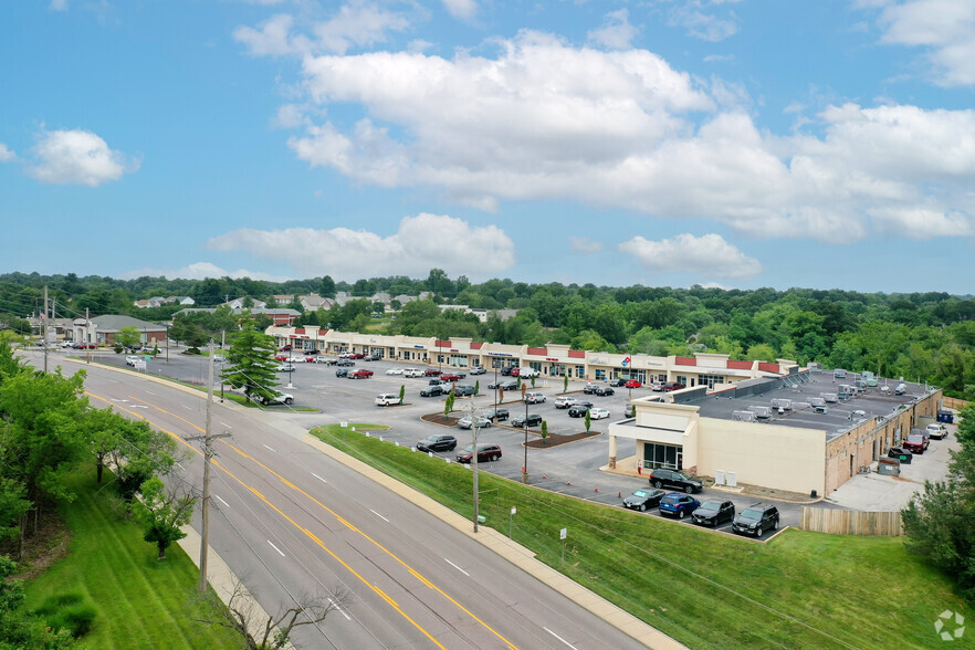 621-703 Big Bend Rd, Manchester, MO for lease - Building Photo - Image 2 of 3