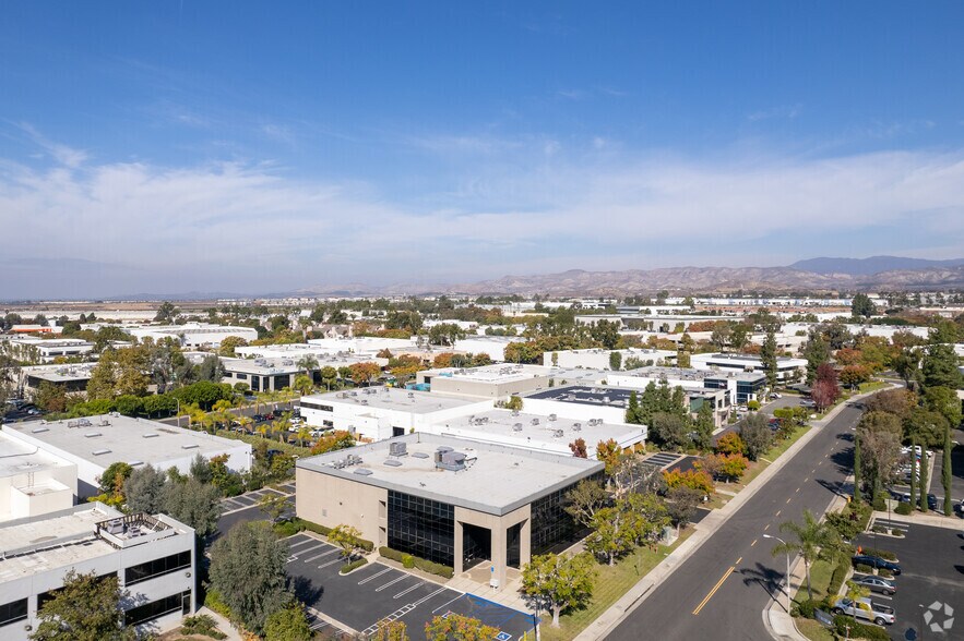 10 Chrysler, Irvine, CA à vendre - Aérien - Image 3 de 15
