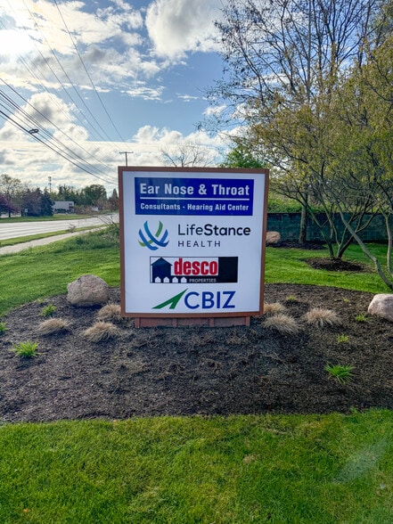 44725 Grand River Ave, Novi, MI à louer - Photo du bâtiment - Image 3 de 11