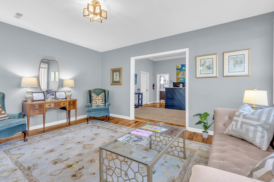 100 Whitsett St, Greenville, SC à louer - Photo du bâtiment - Image 3 de 12