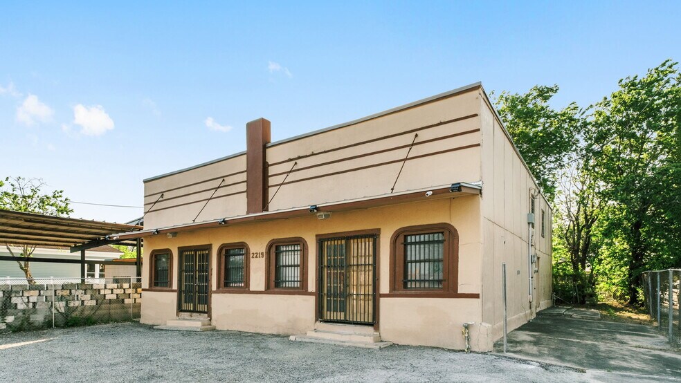 2219 S Flores St, San Antonio, TX à vendre - Photo du bâtiment - Image 2 de 17