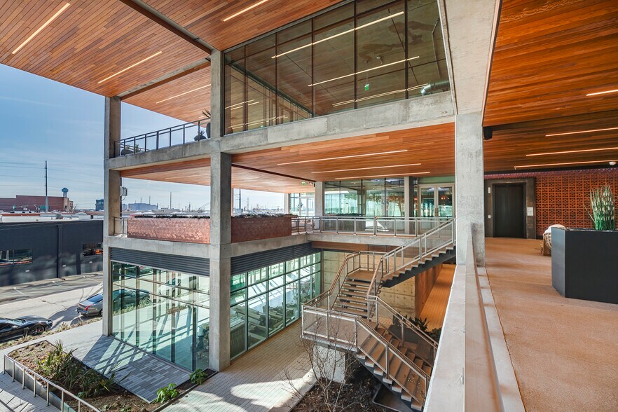 155 Riveredge Dr, Dallas, TX à louer - Photo du bâtiment - Image 3 de 23