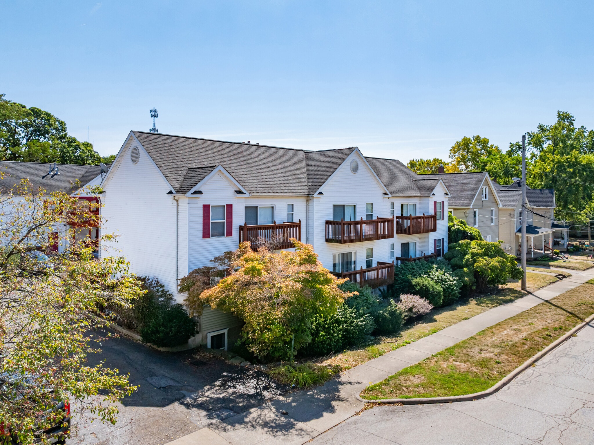 Spicer Cross Apartments portfolio of 5 properties for sale on LoopNet.ca Building Photo- Image 1 of 12