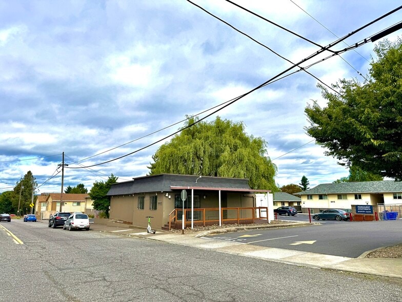 6405 NE Glisan St, Portland, OR for lease - Building Photo - Image 3 of 8