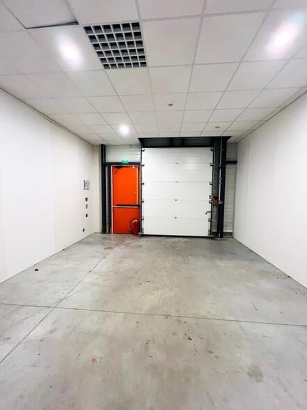 Industrial in Élancourt for lease - Interior Photo - Image 3 of 15