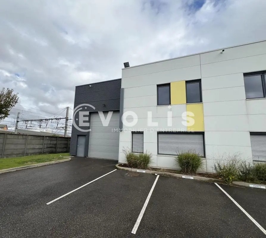 Office in Saint-Fons for lease Building Photo- Image 1 of 8