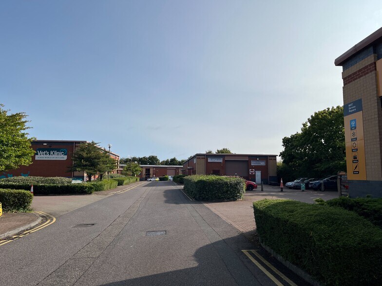 Paddington Dr, Swindon à louer - Photo du bâtiment - Image 3 de 4