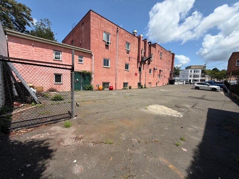 811 McLean Ave, Yonkers, NY à vendre - Photo du bâtiment - Image 3 de 33