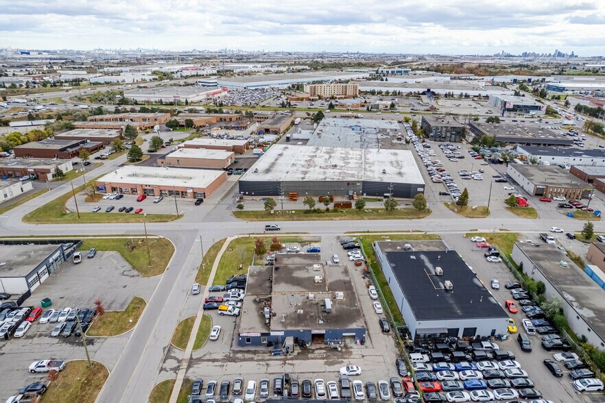 26 Bramsteele Rd, Brampton, ON à vendre - Photo du bâtiment - Image 2 de 23