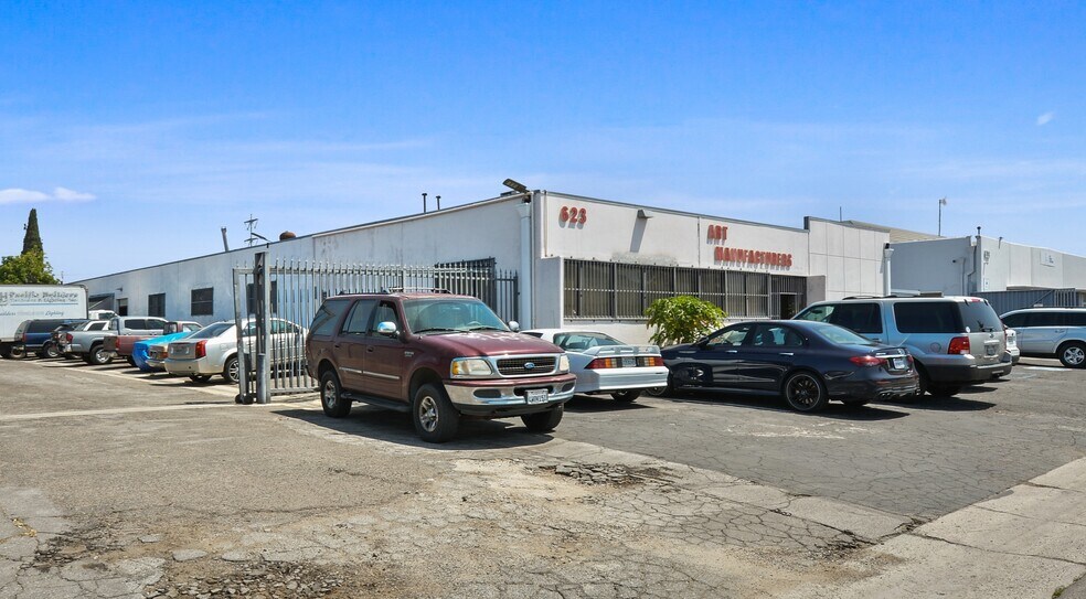 623 Young St, Santa Ana, CA à vendre - Photo du bâtiment - Image 2 de 23