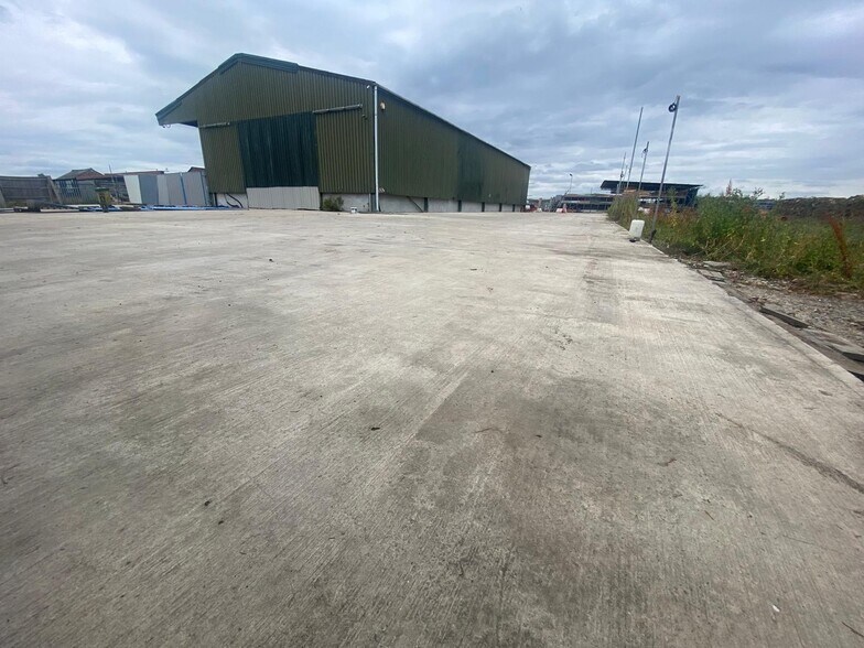 Princes Risborough Rd, Aylesbury à louer - Photo du bâtiment - Image 1 de 10