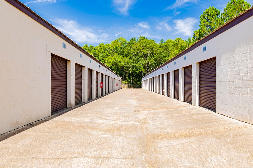 Radiant Storage Portfolio portfolio of 3 properties for sale on LoopNet.ca - Building Photo - Image 3 of 4