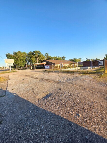 1206 Aldine Bender Rd, Houston, TX à vendre - Photo du bâtiment - Image 2 de 10