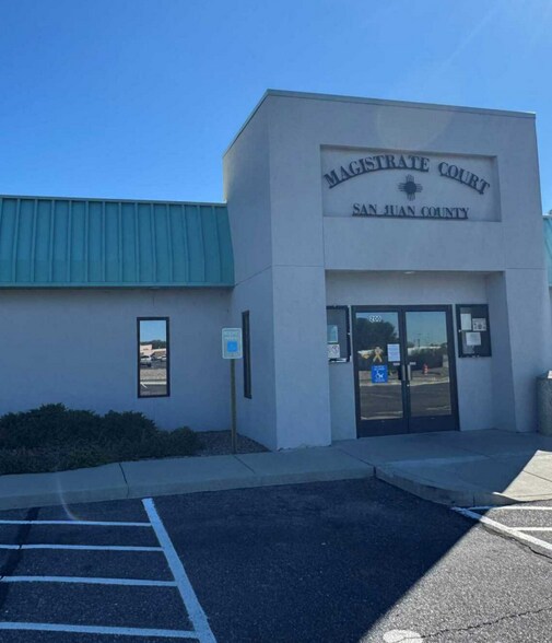 Aztec Portfolio portefeuille de 3 propriétés à vendre sur LoopNet.ca - Photo principale - Image 2 de 14