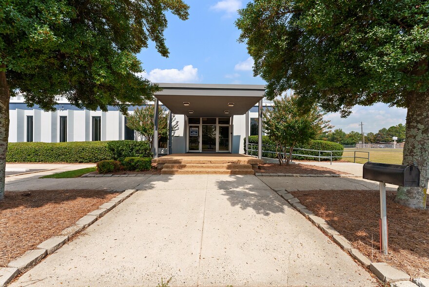 5345 Old Dixie Hwy, Forest Park, GA for lease - Primary Photo - Image 1 of 9