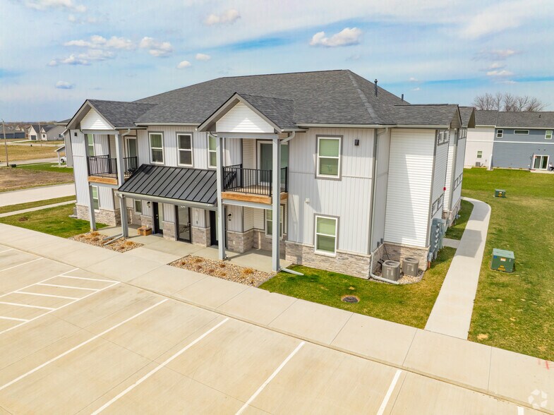 134 Cedar Dr, Gilbert, IA à vendre - Photo du bâtiment - Image 2 de 11