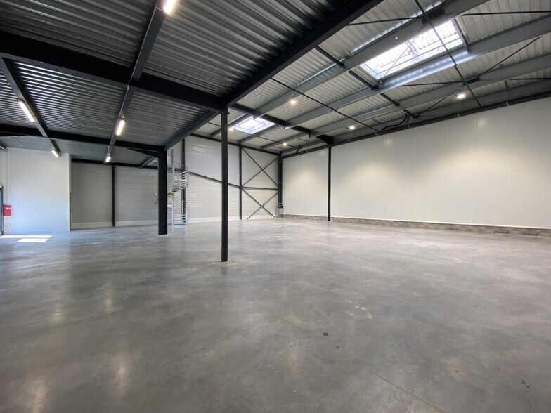 Industrial in Chartres for lease - Building Photo - Image 1 of 19
