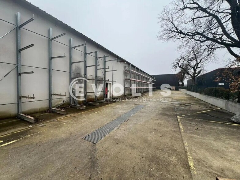 Flex dans Chassieu à louer - Photo du bâtiment - Image 3 de 8