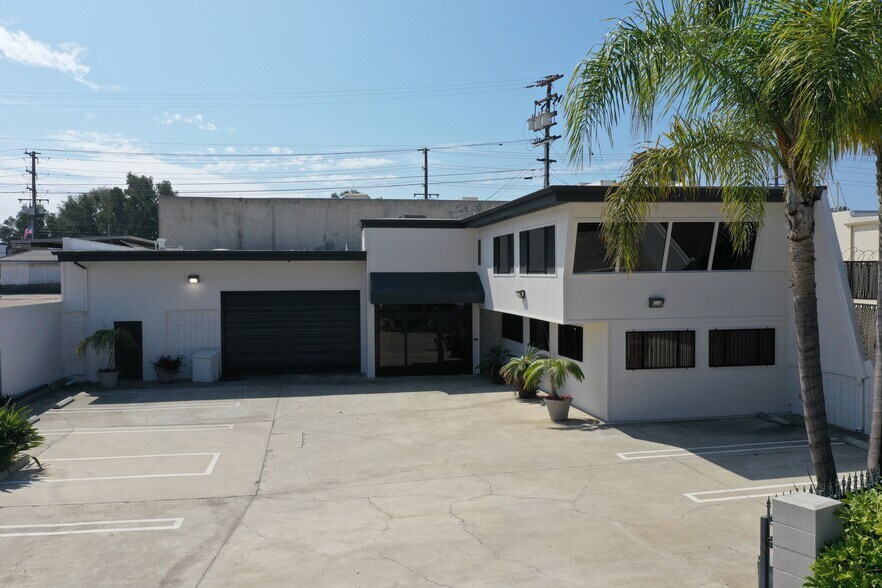 735 Ohms Way, Costa Mesa, CA à vendre - Photo du bâtiment - Image 2 de 7