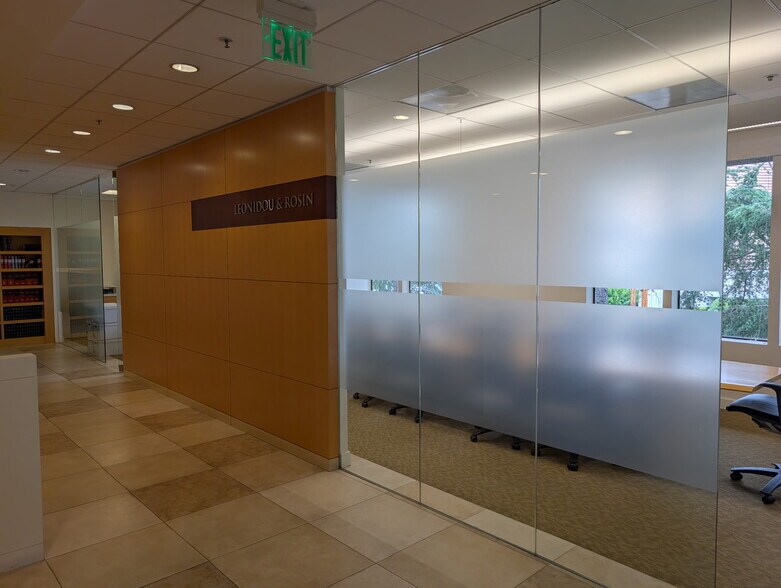 777 Cuesta Dr, Mountain View, CA à louer - Photo du bâtiment - Image 3 de 19