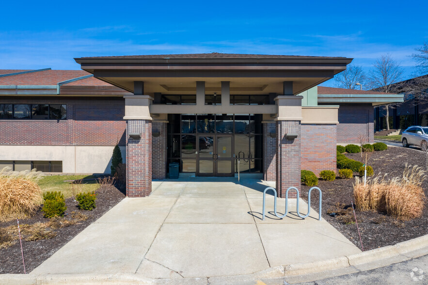 10427 W Lincoln Ave, West Allis, WI à vendre - Photo du bâtiment - Image 1 de 1