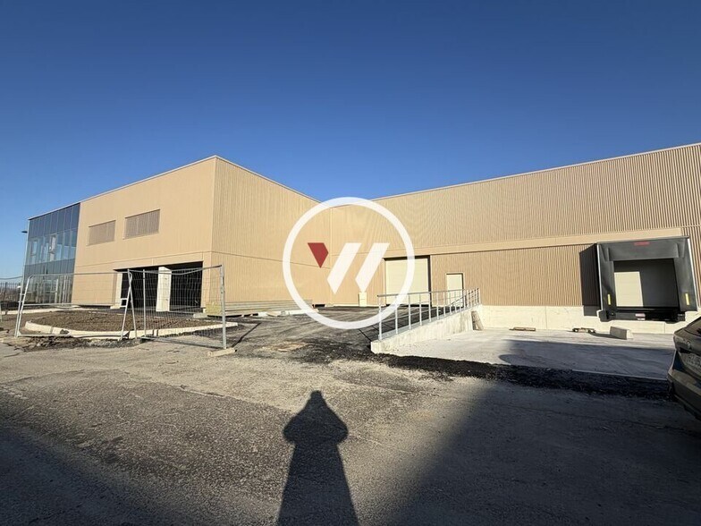 Industrial in Tremblay-en-France for sale - Building Photo - Image 2 of 8