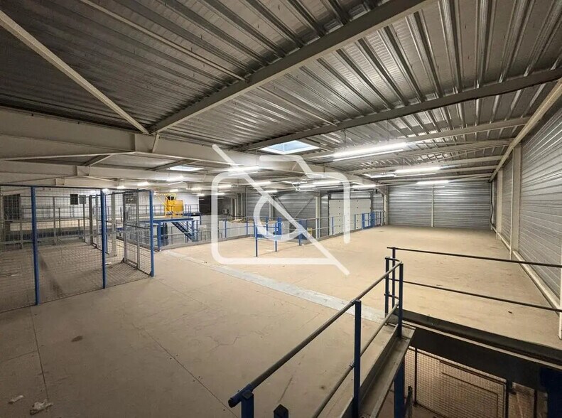 Bureau dans Coignières à louer - Photo du bâtiment - Image 2 de 16