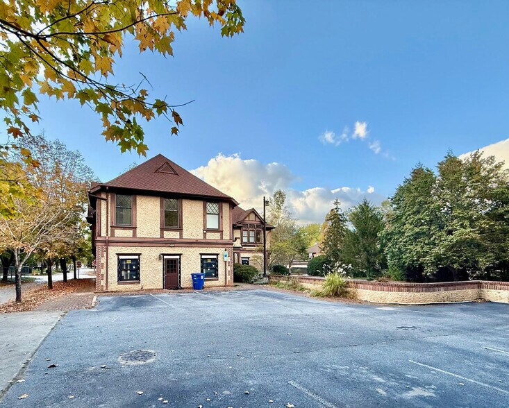 12 All Souls Cres, Asheville, NC à vendre - Photo du bâtiment - Image 3 de 9