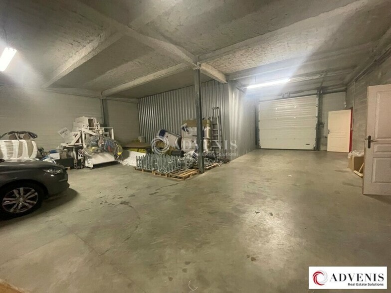 52 Avenue Du Peyrou, Artigues-près-Bordeaux for lease - Interior Photo - Image 2 of 8