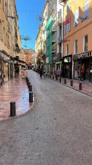 Retail in Perpignan for lease Building Photo- Image 1 of 5