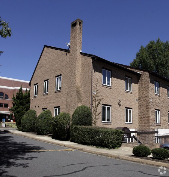 252 N Washington St, Falls Church, VA for lease - Building Photo - Image 2 of 20