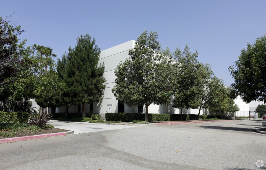 2755 E Philadelphia St, Ontario, CA à louer - Photo du bâtiment - Image 3 de 4