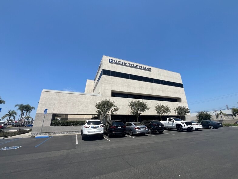 1045 W Katella Ave, Orange, CA for lease - Building Photo - Image 1 of 4