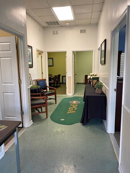 951 SW Country Club Dr, Port Saint Lucie, FL for lease - Interior Photo - Image 3 of 7