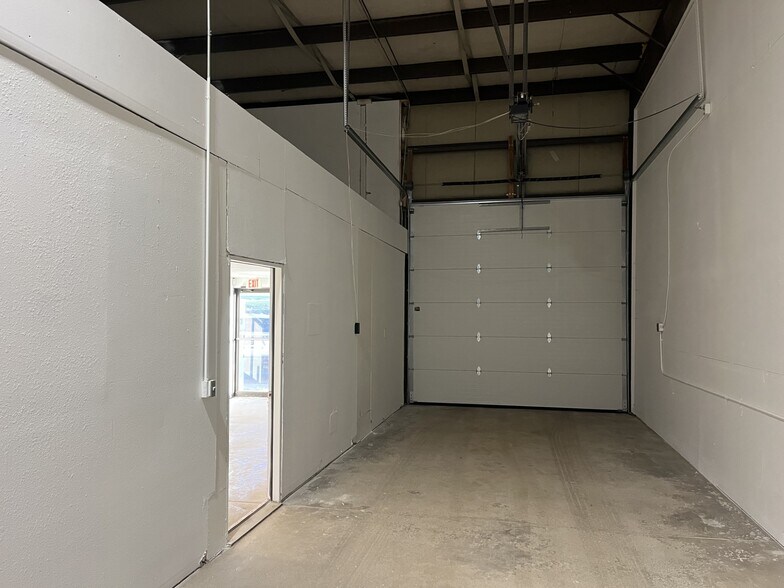 3100 Justin Dr, Urbandale, IA à louer - Photo du bâtiment - Image 2 de 4