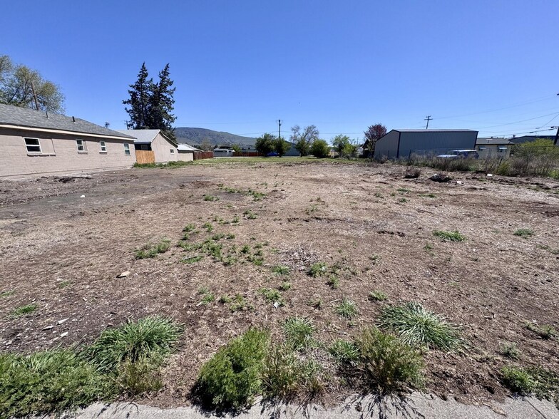 337 Commercial St, Klamath Falls, OR à vendre - Photo du bâtiment - Image 2 de 3