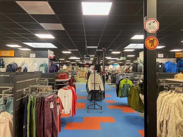 Retail in Saint-Priest for lease Interior Photo- Image 1 of 5