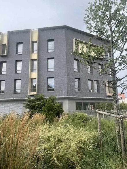 Office in Guyancourt for sale - Building Photo - Image 3 of 15